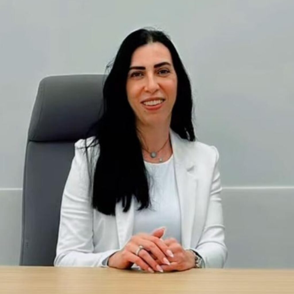 טלי לוגסי, מורה לקוסמטיקה ואפילציה